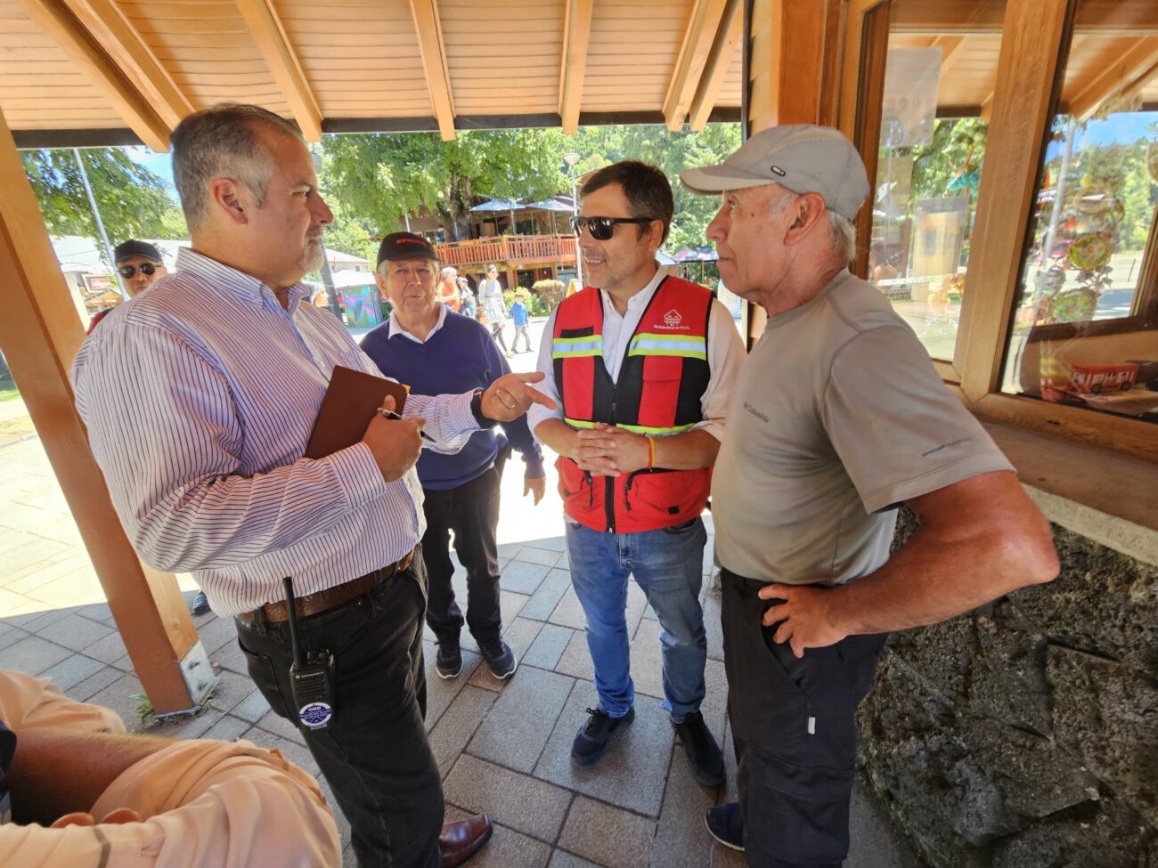 ALCALDE DE PUCÓN Y EQUIPOS MUNICIPALES REALIZAN OPERATIVO LOGÍSTICO EN CABURGUA