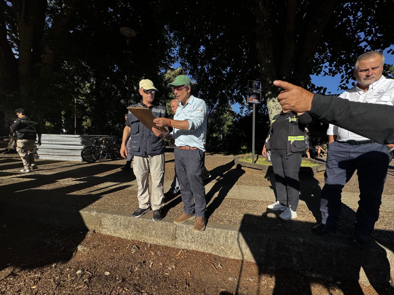 ALCALDE Y FUNCIONARIOS MUNICIPALES REALIZAN OPERATIVO EN PLAZA DE ARMAS DE PUCÓN