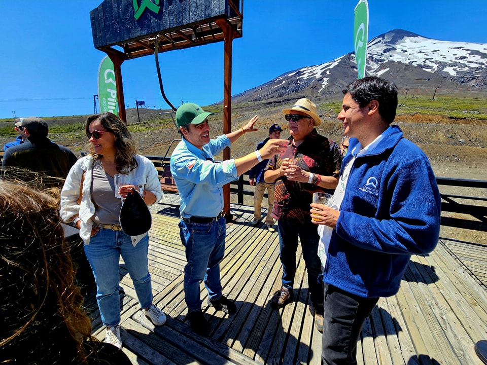 DESDE EL VOLCÁN MÁS ACTIVO DE SUDAMÉRICA, JUNTO AL ALCALDE SEBASTIÁN ÁLVAREZ, EN PUCÓN DAN INICIO A LA TEMPORADA DE VERANO 2025 EN EL CENTRO DE MONTAÑA PILLÁN