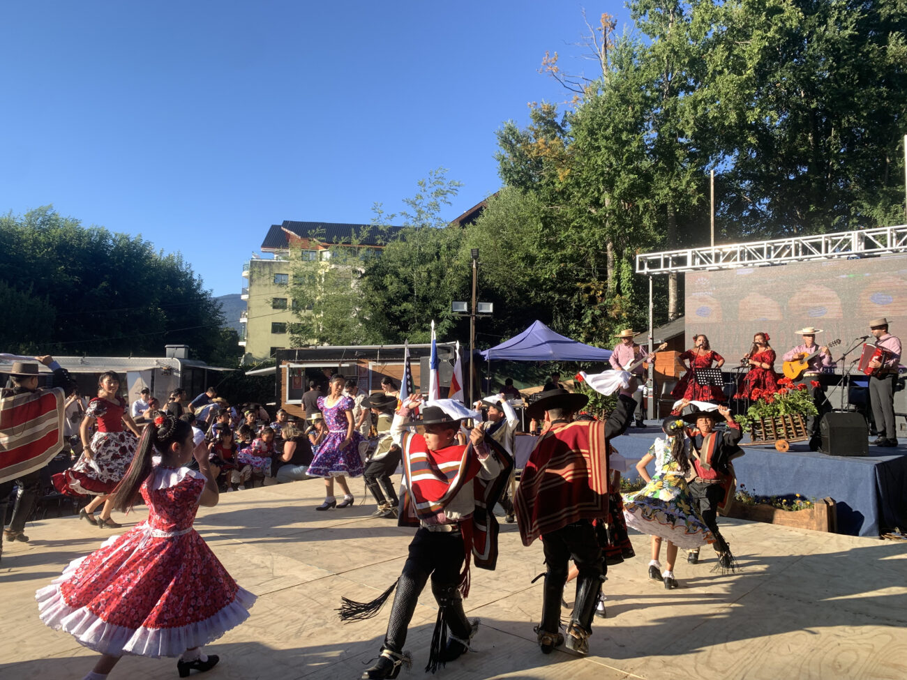 EXITOSO CAMPEONATO DE CUECA EN FERIA EMPRENDE PUCÓN