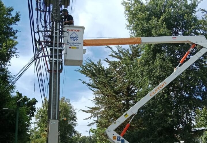 REFUERZAN SEGURIDAD EN PUCÓN CON MANTENIMIENTO DE ALUMBRADO