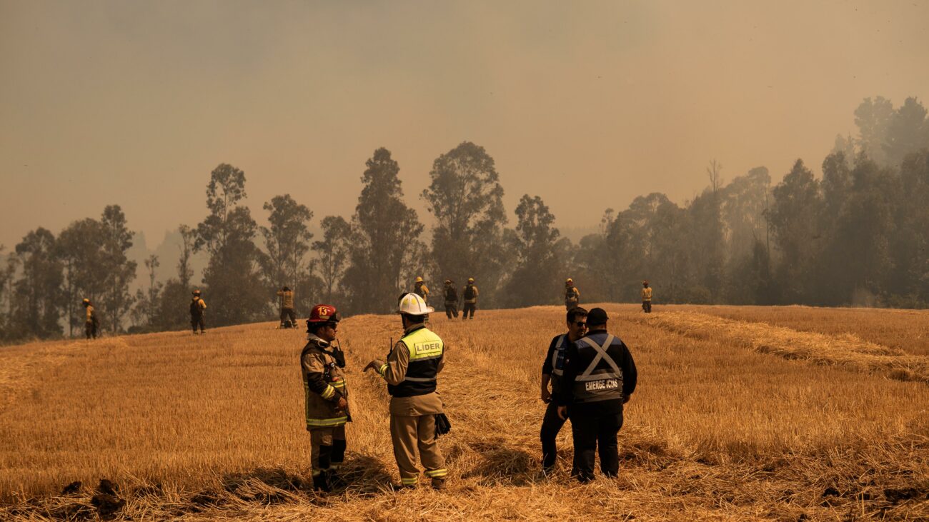 EQUIPOS DE EMERGENCIA EN PUCÓN SIGUEN TRABAJANDO ANTE INCENDIO