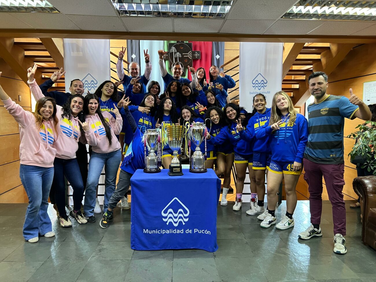 EQUIPO INDÓMITAS PUCÓN CELEBRAN TRIUNFO EN CAMPEONATO DE BÁSQUETBOL FEMENINO