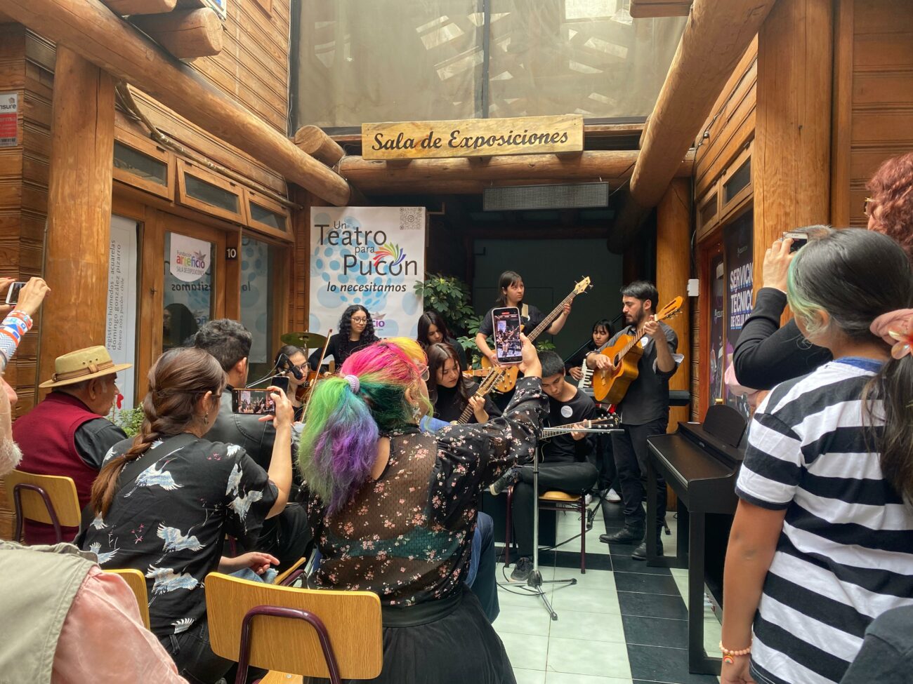 INAUGURACIÓN DE SALA Y MÚSICA EN VIVO REVITALIZAN ARTE EN PUCÓN