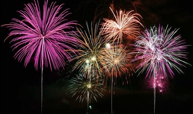 Con árbol navideño y fuegos artificiales Pucón festeja la bienvenida al 2026