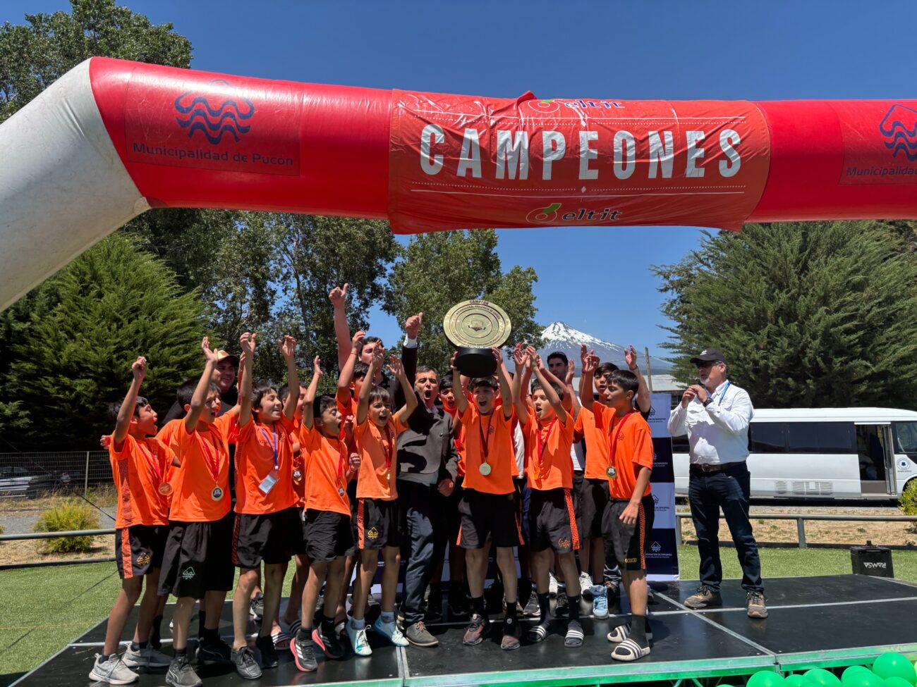 Como héroes fueron recibidos los campeones de torneo internacional de fútbol Curicó 2026