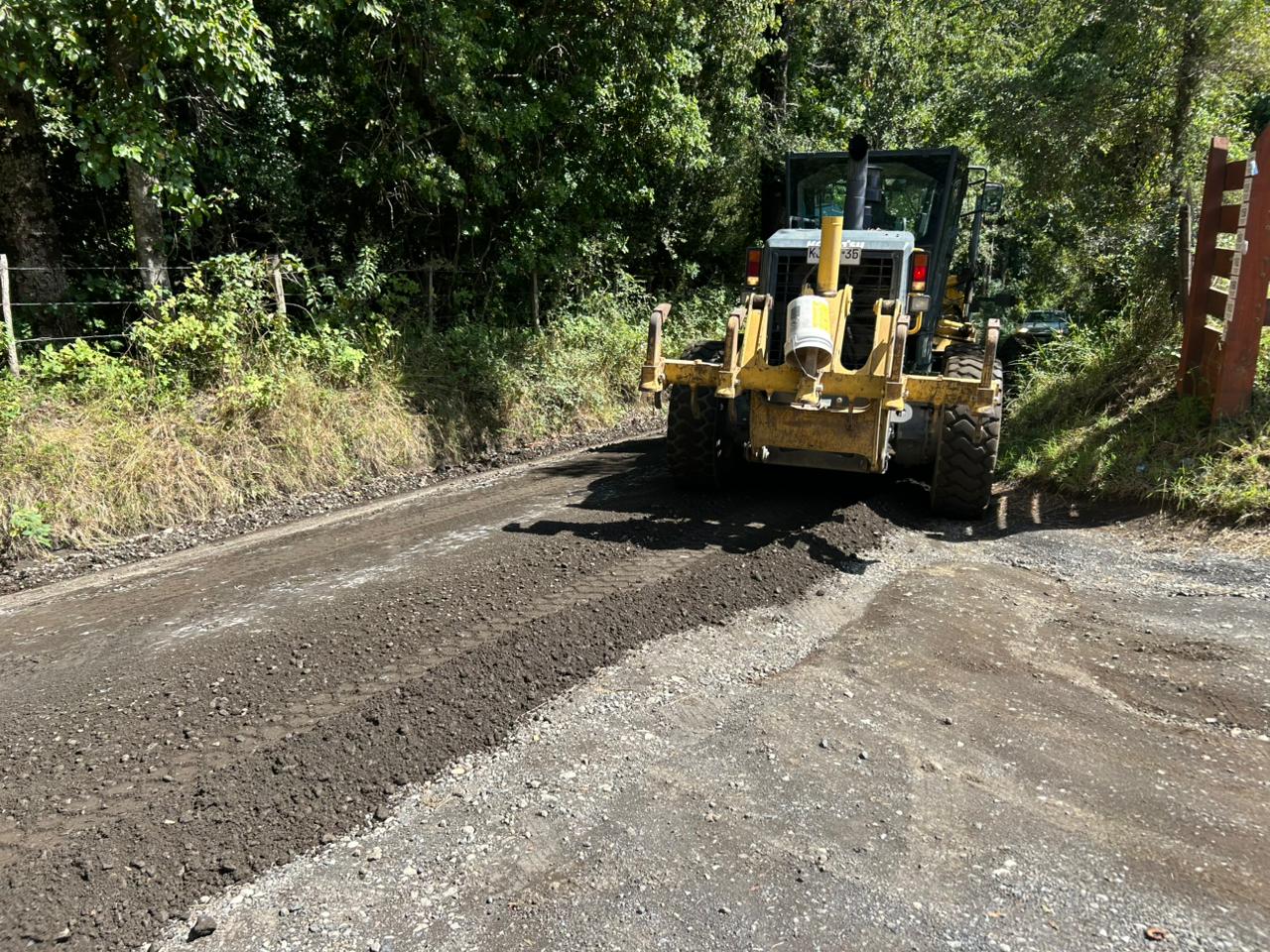Equipos viales trabajan a “toda máquina” en los caminos rurales y turísticos