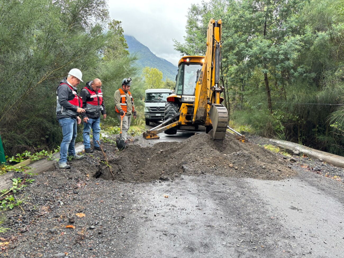 Intensas lluvias generan socavón y estropea caminos vecinales