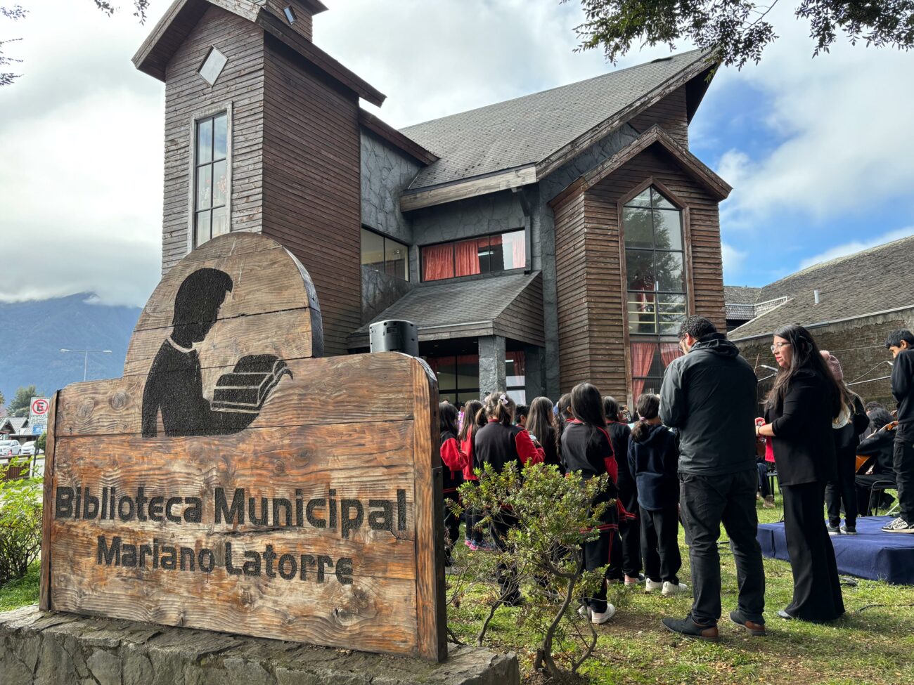 Biblioteca Municipal “sacó los libros a la calle” en un nuevo festejo por su día