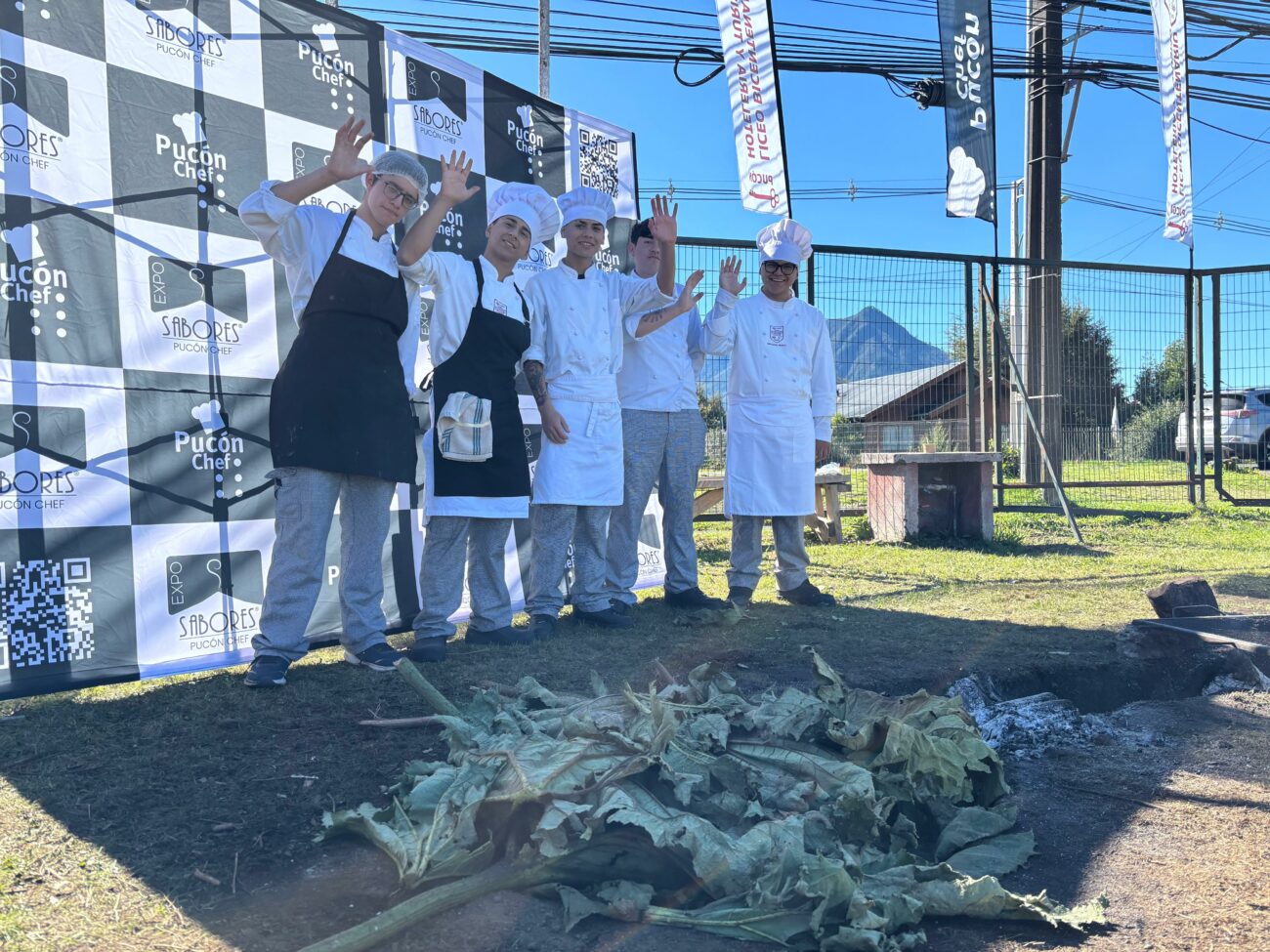 Día de la Cocina Chilena se festejó en Pucón hasta con curanto en hoyo