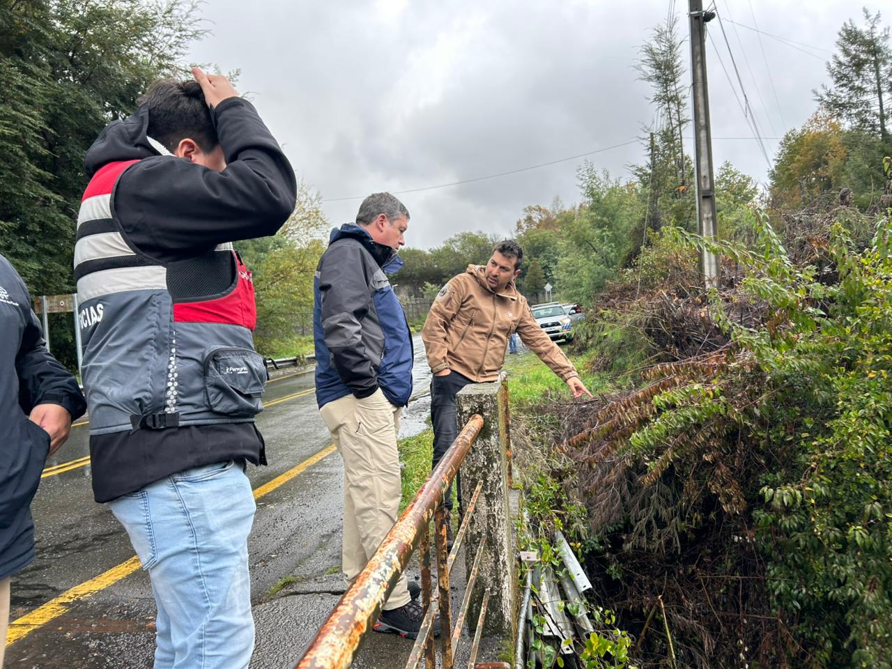 Equipos de emergencia de Pucón y SENAPRED regional revisan puntos críticos en medio del temporal
