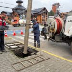 Camión de hidrosucción libera ductos de lluvia en la comuna de Pucón