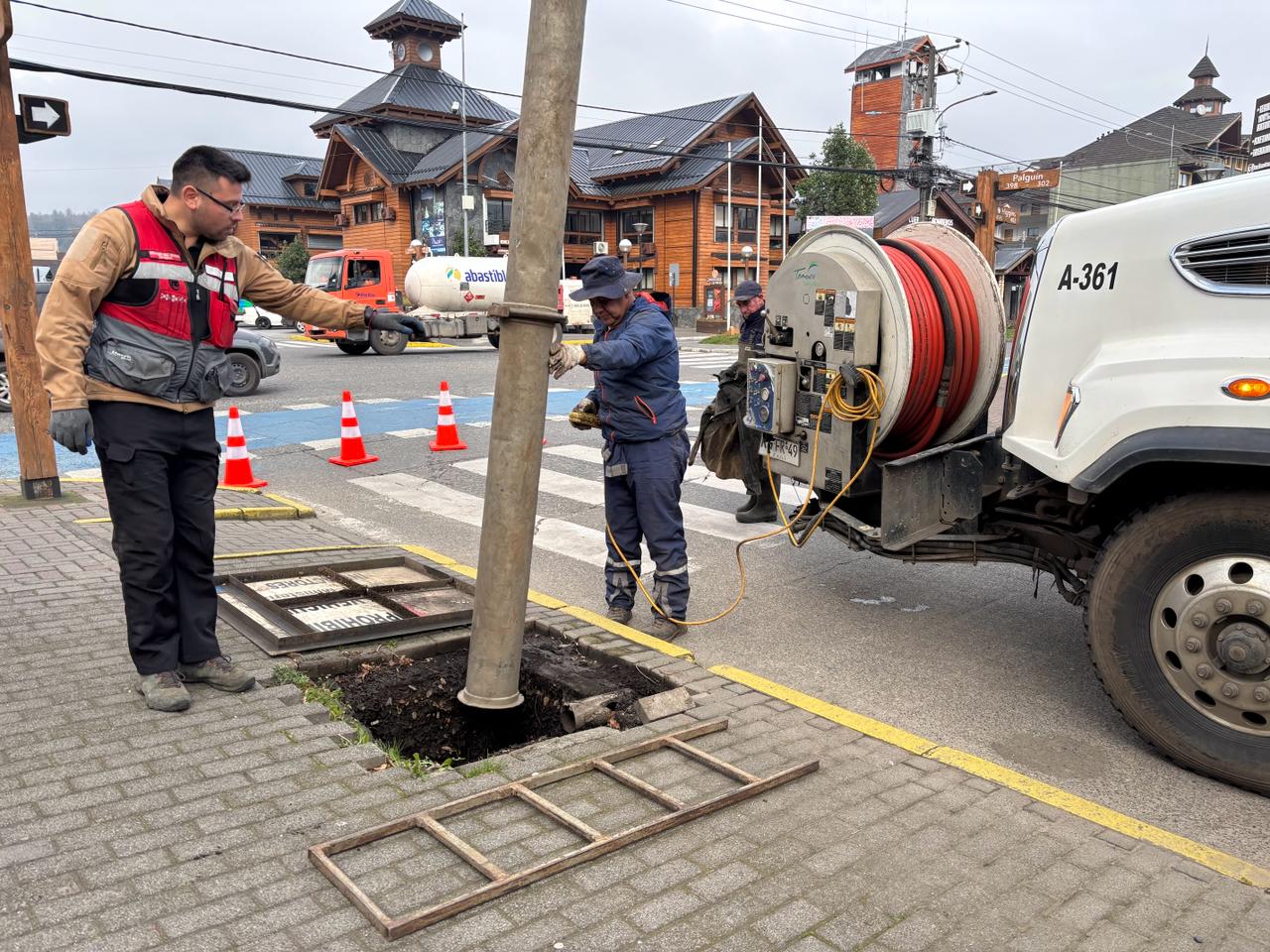 Camión de hidrosucción libera ductos de lluvia en la comuna de Pucón