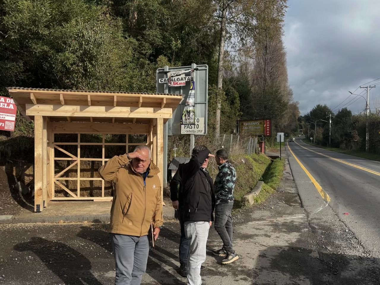 Los Riscos de Pucón ya dispone de dos garitas solicitadas por los vecinos