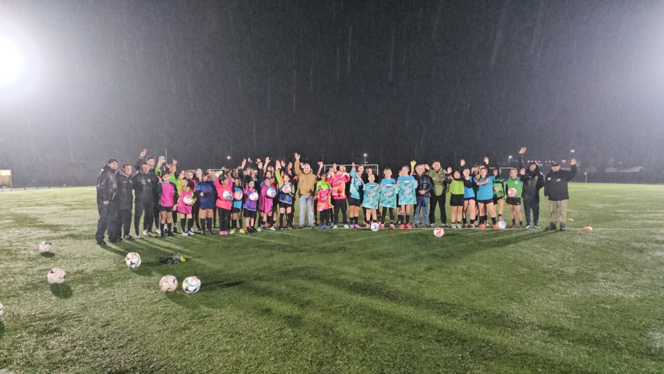 Escuela Municipal de Fútbol Femenino recibió aporte de equipamiento deportivo