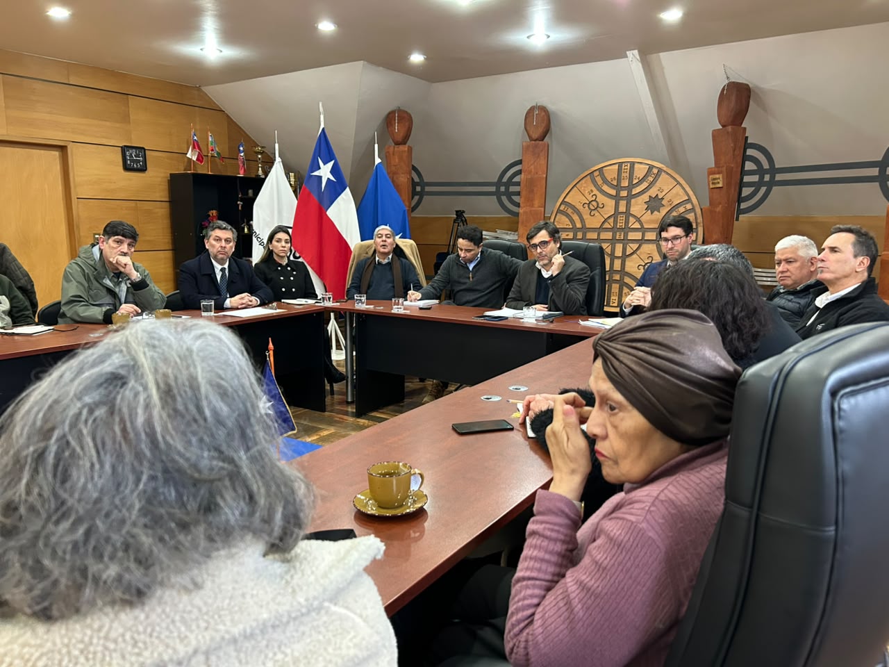 AUTORIDADES DE GOBIERNO, MUNICIPIO Y GREMIOS DEL TURISMO TRAZAN EN PUCÓN UNA HOJA DE RUTA TRAS LAS ÚLTIMAS EMERGENCIAS