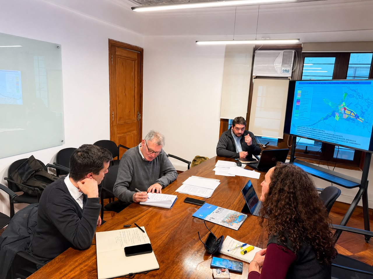 MUNICIPIO SE REÚNE CON DDU MINVU Y FIJA HOJA DE RUTA PARA AGILIZAR ACTUALIZACIÓN DEL PLAN REGULADOR Y PROGRAMA DE ENMIENDAS