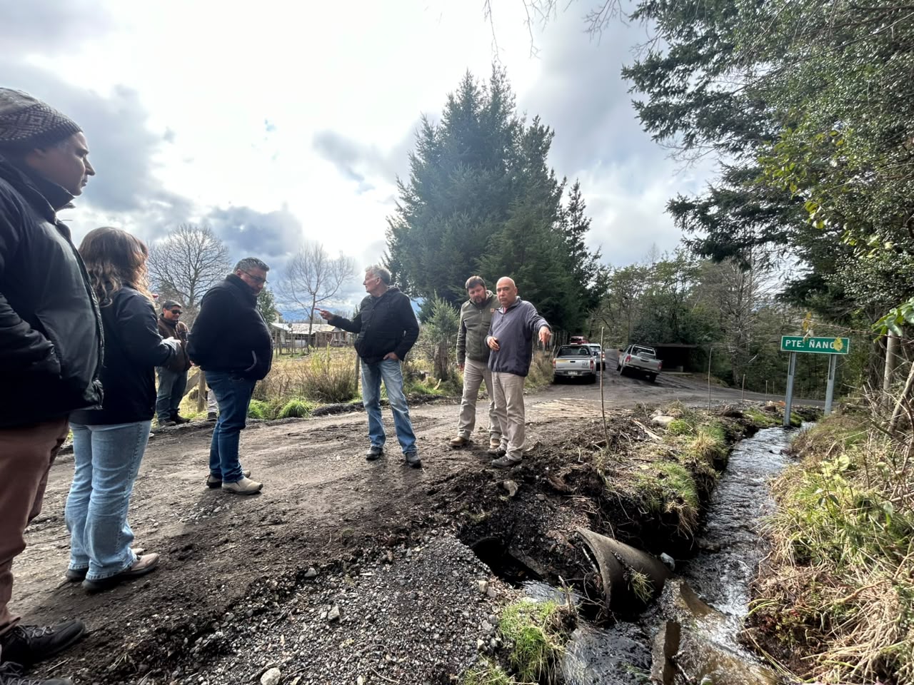 Equipos de Vialidad abordan problemáticas de infraestructura en sectores rurales de Pucón