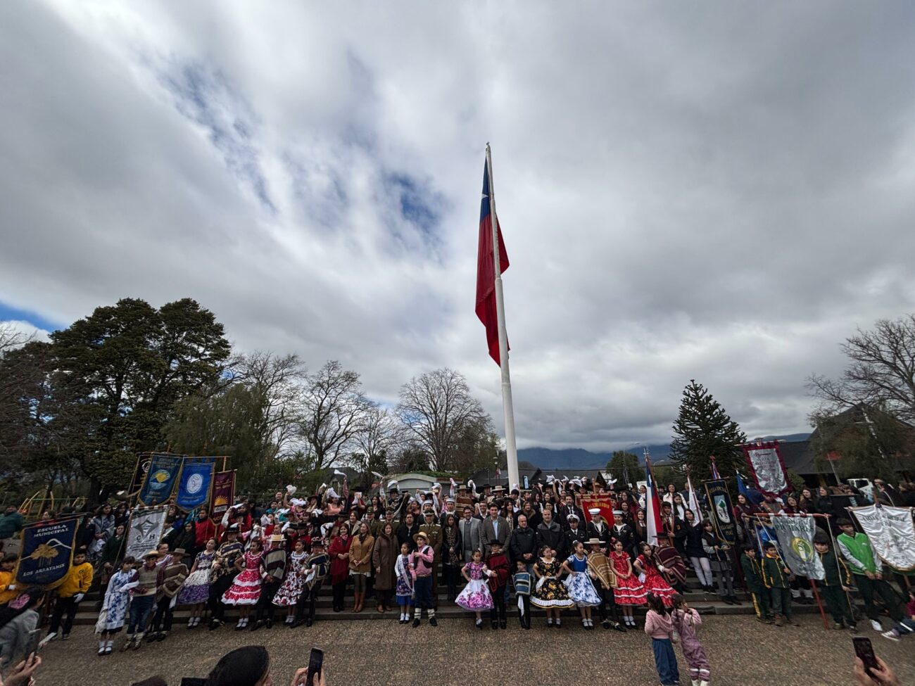 Con el izamiento del pabellón patrio Pucón “abraza a Chile” en Fiestas Patrias