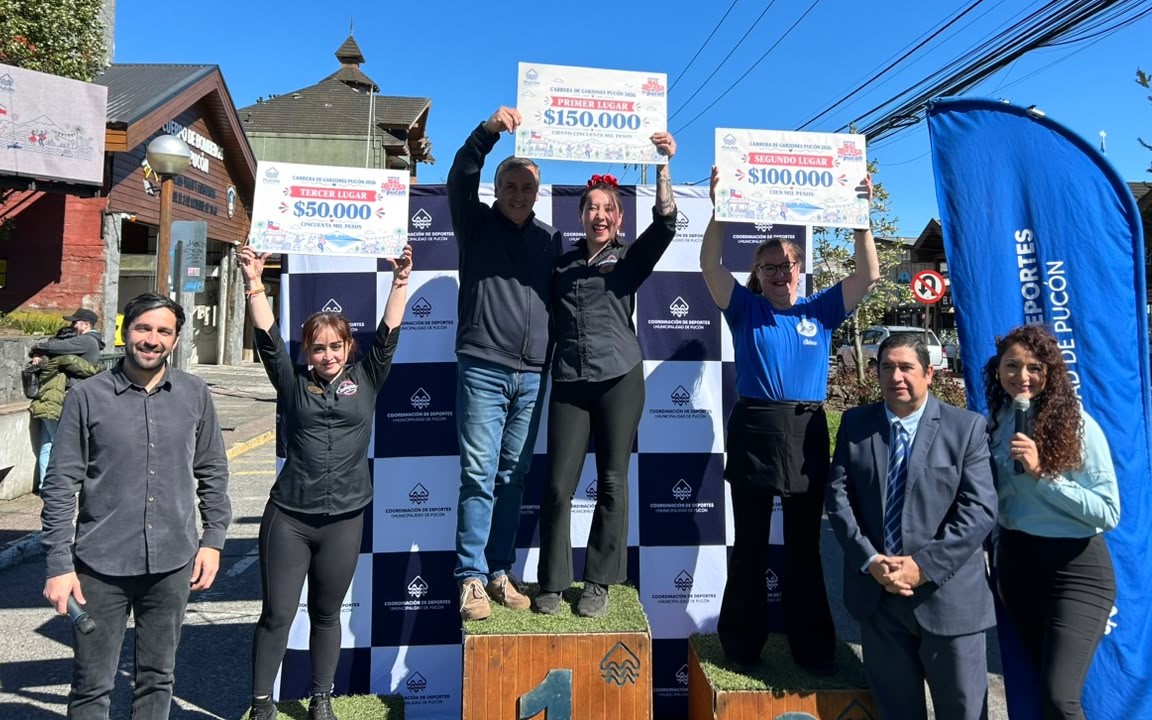 Los garzones de Pucón se tomaron las calles de la ciudad con carrera dieciochera