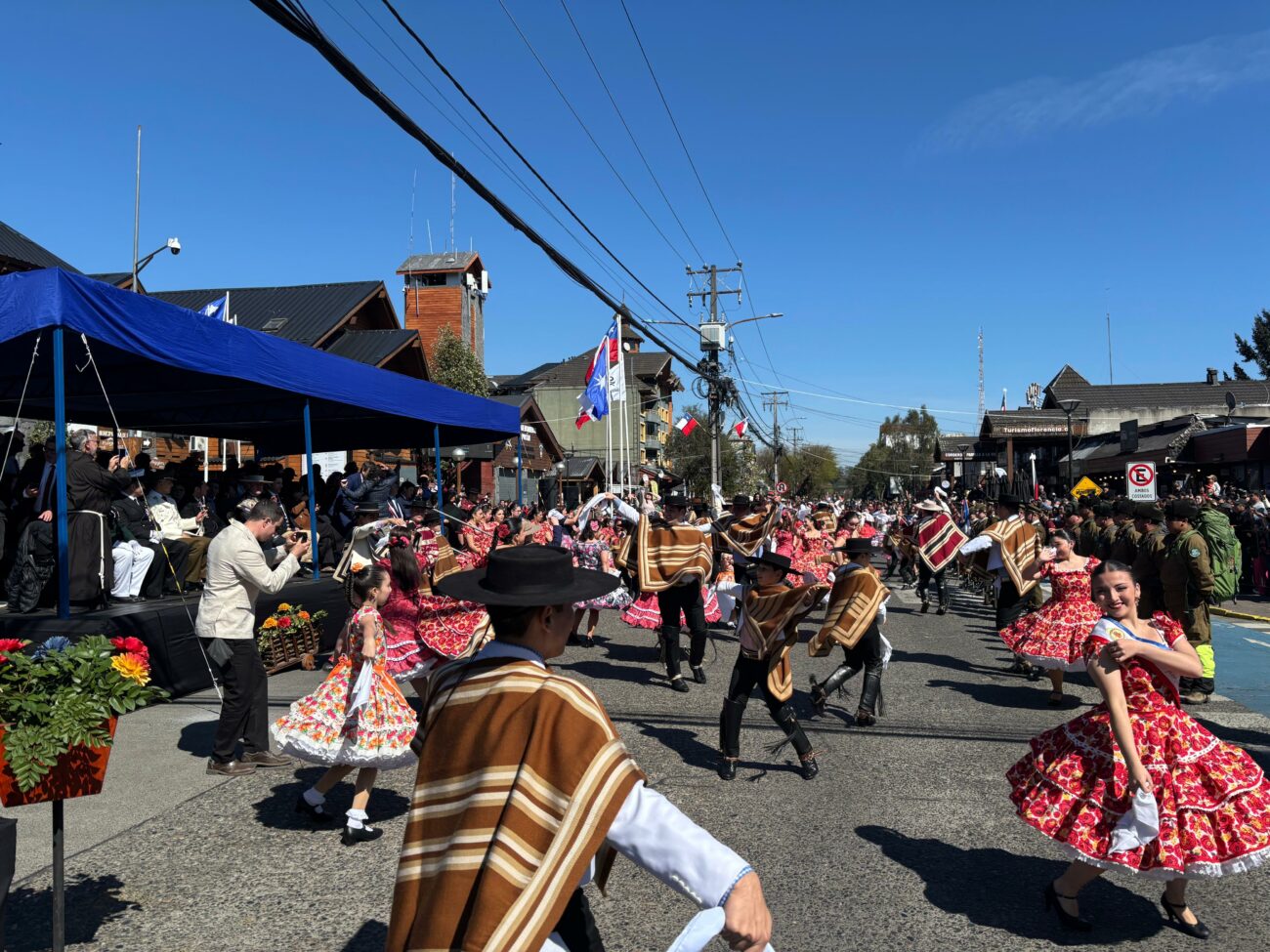 Masivo resultó el desfile patrio en una soleada y primaveral comuna de Pucón