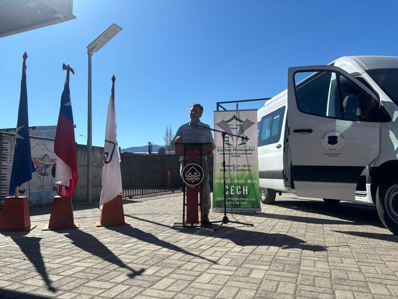 Complejo Educacional Carlos Holzapfel recibió nuevo bus escolar