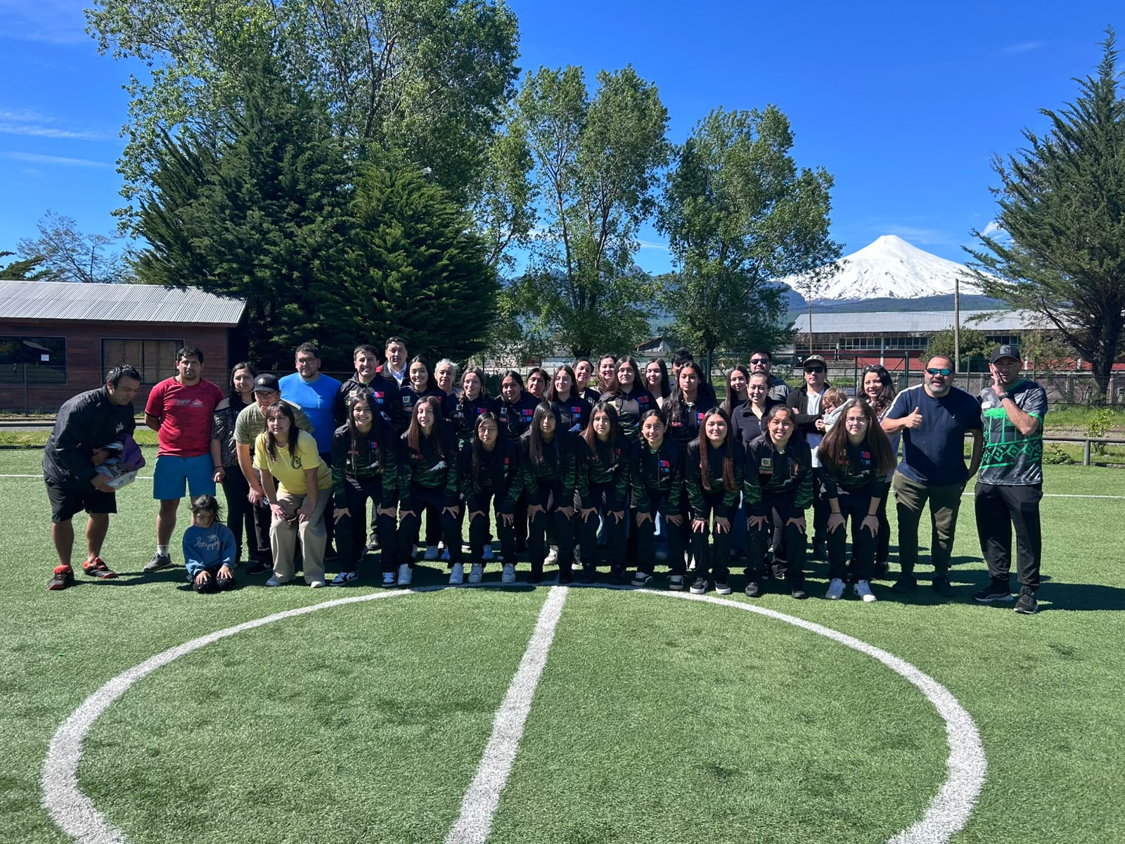 Escuela municipal de fútbol femenino de Pucón emprendió viaje a los Juegos Binacionales por La Araucanía