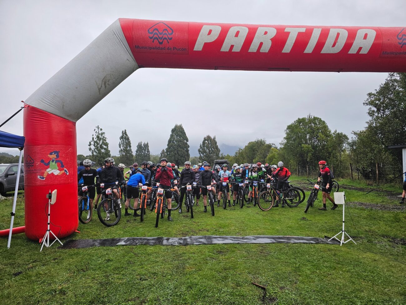 Ni la lluvia y menos el barro le quitaron brillo al mountain bike de Pucón